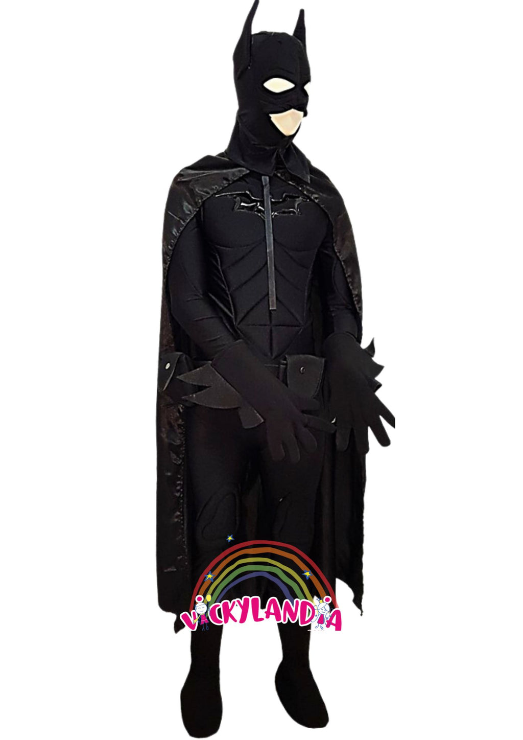 Descubre la magia de nuestro personaje promocional de Caballero Nocturno Cosplay en Vickylandia. Estos trajes son ideales para animar fiestas infantiles, shows, cumpleaños, campañas publicitarias fiestas patronales, espectáculos, desfiles y todo tipo de eventos. ¡Dale un toque especial a tu ocasión con nuestros emocionantes disfraces!