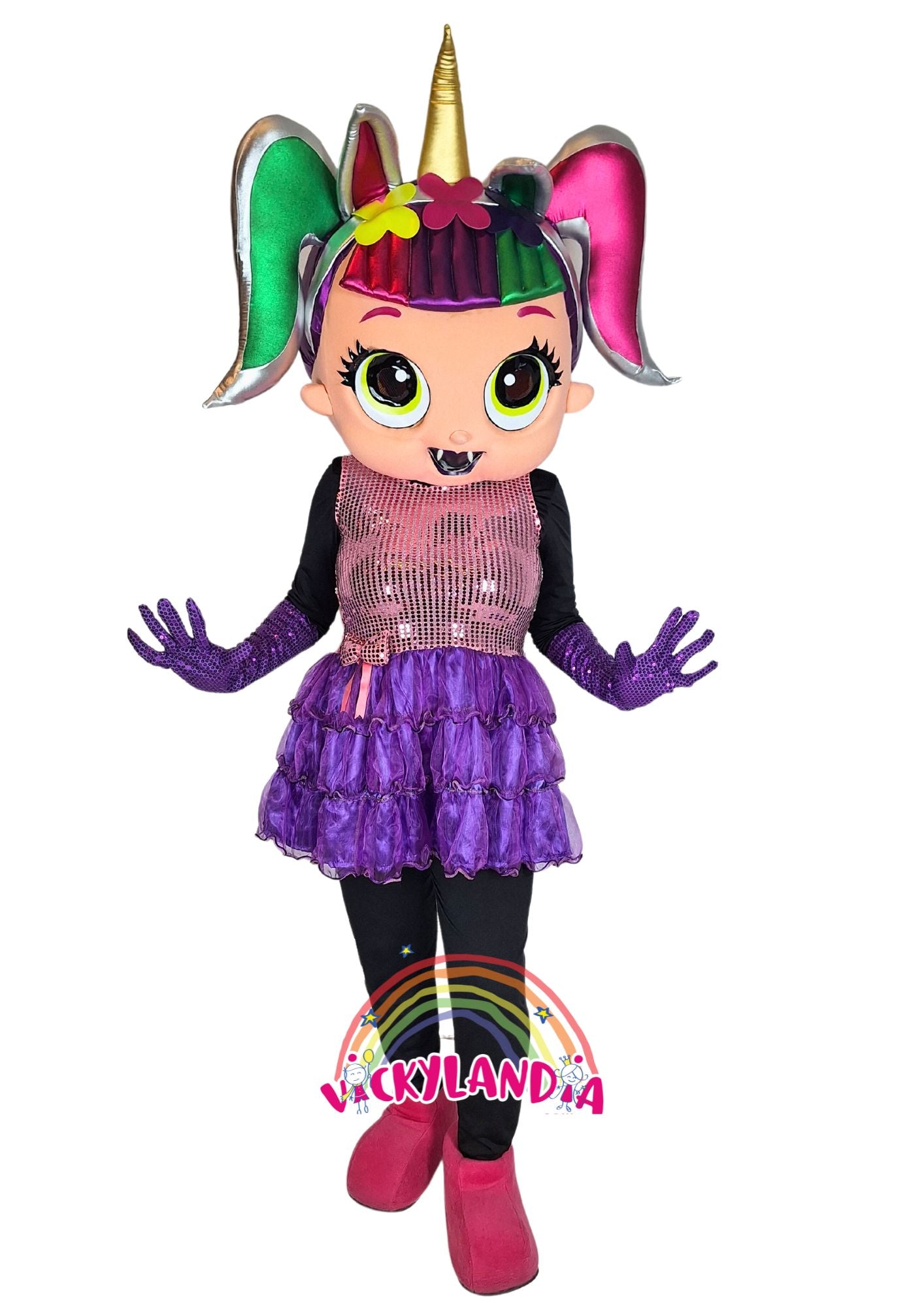 Descubre la magia de nuestro muñeco publicitario de Muñeca Unicornio Glitter en Vickylandia. Son disfraces cabezones perfectos para fiestas infantiles, shows, cumpleaños, estrategias publicitarias, espectáculos, cabalgatas y cualquier tipo de evento.