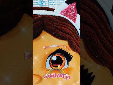 Descubre la magia de nuestro muñeco publicitario de Niña Gatuna en Vickylandia. Son disfraces cabezones perfectos para fiestas infantiles, shows, cumpleaños, estrategias publicitarias, carnavales, fiestas patronales, espectáculos, cabalgatas y cualquier tipo de evento.