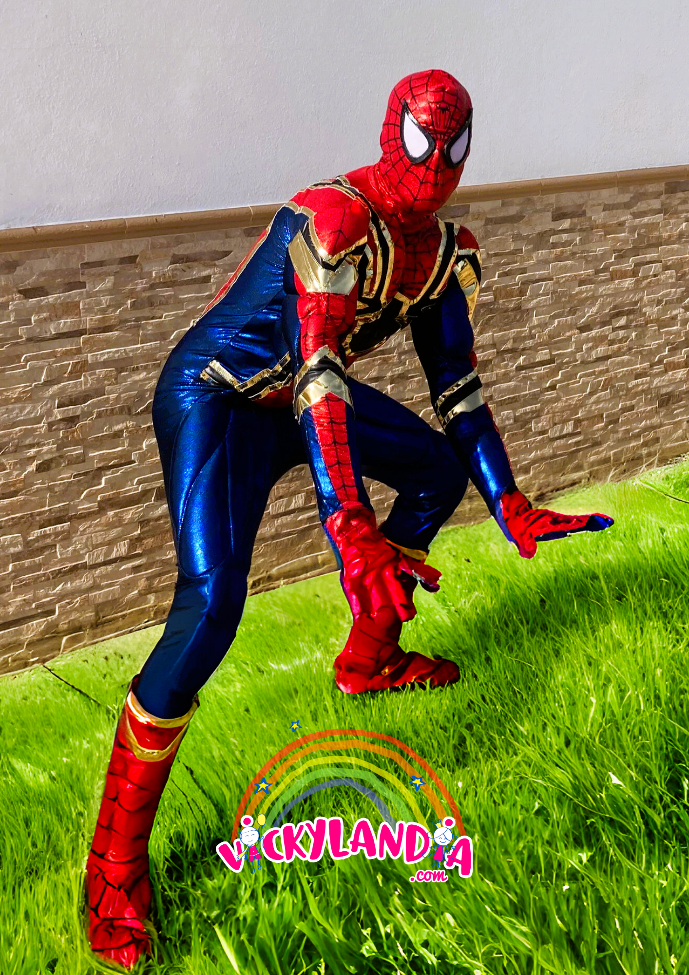 Mirada heroica y actitud imparable. Héroe Arácnido Glamuroso es ideal para animaciones infantiles, fiestas temáticas y promociones que buscan estilo, acción y conexión con el público. Su traje brillante lo convierte en el centro de todas las miradas.