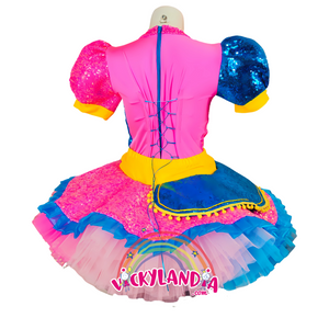 Vestido de lentejuelas rosa y azul para animadoras, disfraces cabezones y espectáculos infantiles Diseñado para brillar en el escenario y captar todas las miradas, su estilo vibrante bicolor lo convierte en la elección ideal para shows temáticos, pasacalles y personajes dinámicos. Perfecto para animadores que buscan impacto visual y personalidad escénica.