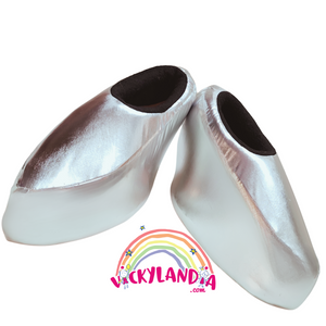 Zapatos plateados acolchados con diseño brillante, perfectos para disfraces cabezones tipo princesa o personaje mágico
